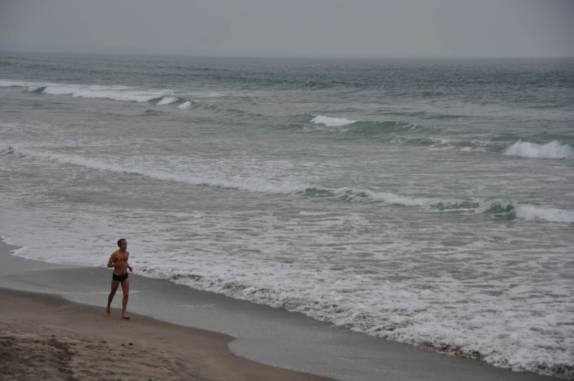 Correndo na praia em Montañita, no Equador